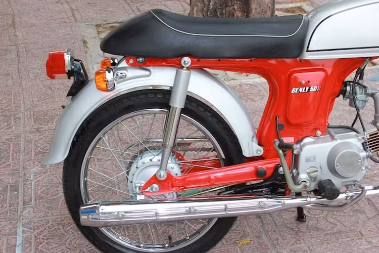 Xe sử dụng kết cấu khung thép dập từ 2 mảnh hình chữ T, sau đó hàn lại với nhau ở giữa, dọc theo chiều dài thân xe. Đây là kết cấu khung đã được Honda ứng dụng cho rất nhiều dòng xe nam phân khối nhỏ và lấy ý tưởng từ bộ khung thép dập hàn của Honda Super Cub.