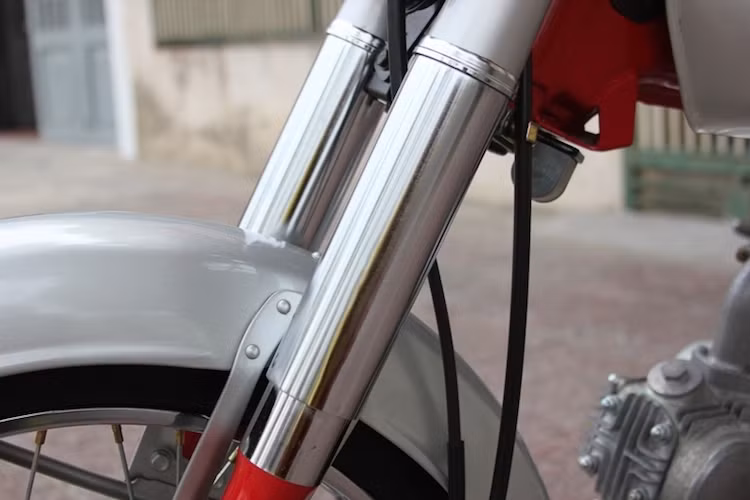 Vẫn có giảm xóc dạng ống lồng, tuy nhuên Benly 50S đã được cải tiến hơn một chút so với xế nổ Honda 67 "đình đám" với vỏ phuộc mới mạ chrome bóng loáng, không chỉ làm đẹp mà còn giúp bảo vệ phần giữa phuộc khỏi bụi bẩn.