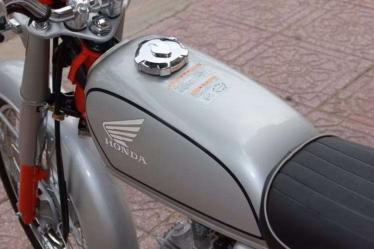 Bình xăng của xe có thể tích 6 lít, được gò từ thép với phần nắp mạ chrome đẹp mắt. Không giống như 67, bình của Benly 50S không có phần má cao su ốp đặc trưng ở hai bên, chỉ dán tem Honda kèm chỉ đen.