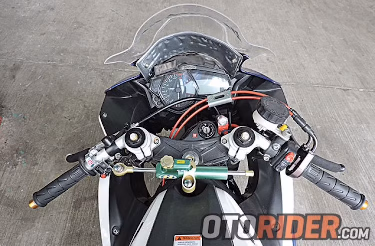 Ở phía trên tay lái, chiếc xe cũng có nhiều khác biệt với cùm ga cuốn Active, cùm công tắc rút gọn, cặp tay lái clip-on bằng nhôm thể thao hơn và cây trợ lực cổ của Hyperpro.