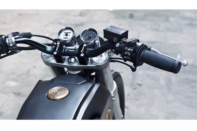 Đi theo phong cách tracker, chiếc xe được trang bị tay lái cao kèm gù nâng của Rizoma. Ở phía trên tay lái, toàn bộ hệ thống công tắc nguyên bản của SR400 được giữ nguyên trong khi bảng đồng hồ có kích thước nhỏ hơn xe ngueyen bản. Nằm trên bình xăng là một nắp xăng CNC từ đồng với logo Zife tinh tế.