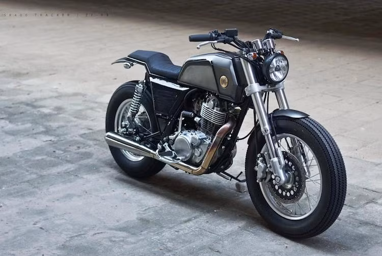 Trong đó, phong cách tracker đã xuất hiện trên "vô số" chiếc SR400 bởi sự khỏe khoắn và tiện dụng mà nó đem lại. Tuy nhiên không muốn "đụng hàng" với những chiếc SR400 tracker phong cách cổ điển thuần chất, xưởng độ trẻ Zife Design đã "biến tấu" một chút với bản độ mang tên ZF-R4 để chiếc xe có thêm vẻ góc cạnh của một mẫu xe hiện đại.