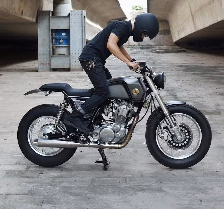 Không đi hoàn toàn theo xu hướng tracker cổ điển, bản độ Yamaha SR400 ZF-R4 của Zife Design đã gây ấn tượng mạnh bởi các chi tiết góc cạnh đầy chất "cơ khí" của chiếc xe.