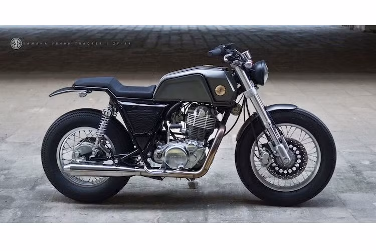 Tương tự như bánh trước, bánh sau của chiếc xe cũng sử dụng lốp Firestone hoài cổ với vành nhôm. Tuy nhiên, chi tiết nổi bật nhất và góp phần làm nên "tính cách" hiện đại cho ZF-R4 đó chính là bình xăng được sơn màu xám mờ và viền chỉ đen của chiếc xe.