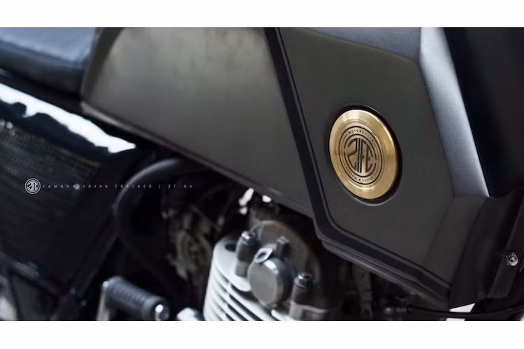 Được gò một cách thủ công, thay vì có dạng cong tròn như những mẫu xe cổ điển, Zife đã lựa chọn bình xăng với những đường nét góc cạnh, tạo thành các khối đa giác giống như thân hình của một "chiến binh thép" trong các bộ phim hành động viễn tưởng. 2 bên bình xăng là các logo Zife được CNC trên những tấm đồng tròn, nằm chìm dưới hốc được tạo sẵn trên bình.