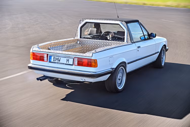 So với những chiếc M3 E30 cùng đời khác, chiếc xe này có thân hẹp hơn do không sở hữu những vòm bánh vuông vức, đồng thời được trang bị động cơ S14 2.3 lít mạnh 200 mã lực. Trong hơn 26 năm, M3 pickup đã hoàn thành tốt nhiệm vụ của nó trước khi "nghỉ hưu" 4 năm trước.