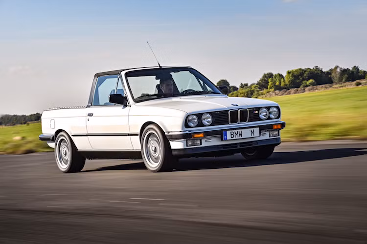 Bắt đầu từ thế hệ đầu tiên với tên mã E30, BMW đã từng tạo ra một chiếc M3 bán tải (pickup). Tuy nhiên, chiếc xe này không được hãng tạo ra với ý định bán cho khách hàng, thay vào đó nó được sử dụng để chở các phụ tùng và thiết bị khác nhau xung quanh bộ phận xe thể thao BMW M. Để tạo ra M3 Pickup, BMW đã sử dụng một chiếc M3 mui trần do dòng xe này vốn đã có thân gia cường.