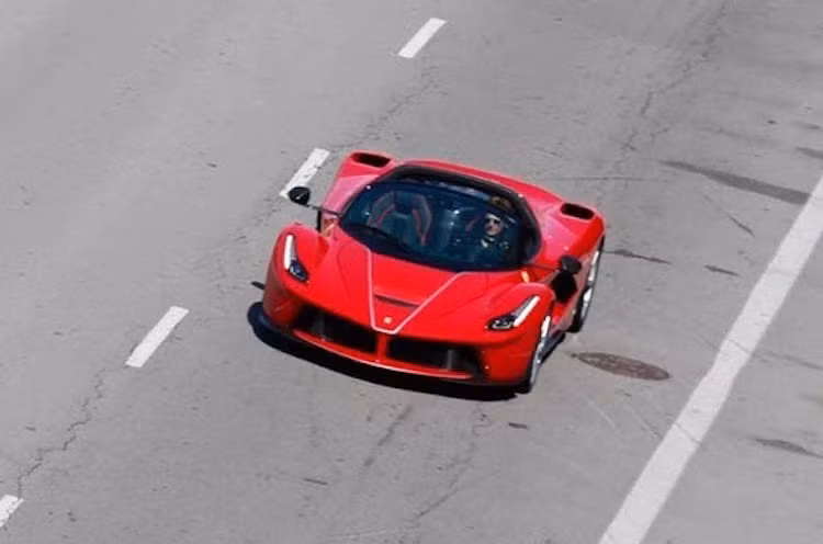 Dù có thiết kế bên ngoài y hệt LaFerrari coupe nhưng theo hãng siêu xe Ferrari, chassis của chiếc xe mui trần phải được gia cố lại để đảm bảo độ bền và độ cứng chống xoắn ngang bản mui cứng. Dù nặng hơn do phải gia cố thân xe để bỏ đi mui cứng, nhưng phiên bản Aperta mới hứa hẹn sẽ vẫn có hiệu năng "ngang ngửa" LaFerrari Coupe.