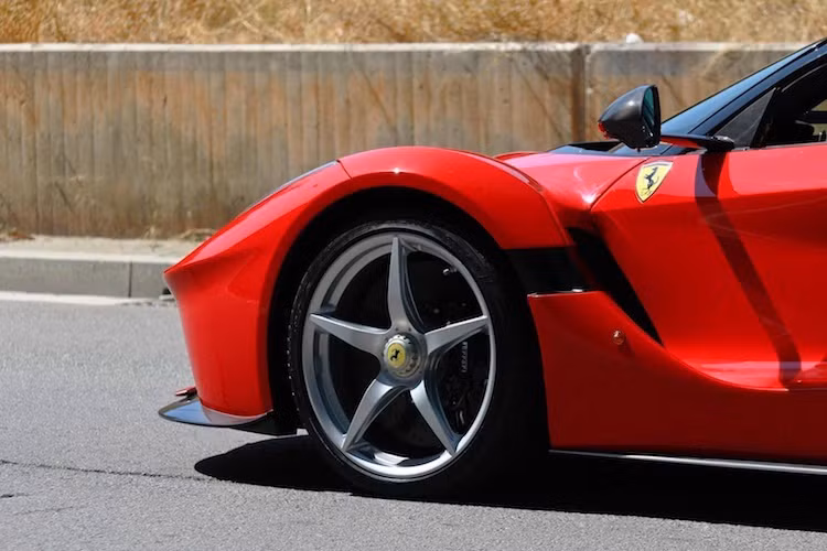 Dù thông số cụ thể của LaFerrari Aperta sẽ chỉ được tiết lộ tại triển lãm Paris 2016 sắp tới tuy nhiên hiện nay, toàn bộ số xe mà Ferrari dự định sản xuất đã có người đặt hàng sau khi hãng mời một số khách hàng tiềm năng xem trước trong một buổi lễ bí mật. LaFerrari Aperta sẽ chỉ được sản xuất với số lượng giới hạn 150 chiếc.