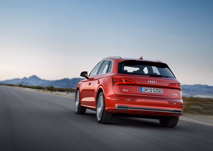 Khi được bán ra tại thị trường châu Âu vào đầu năm sau, Q5 thế hệ mới sẽ có tổng cộng 5 phiên bản trang bị và 14 màu sắc khác nhau. Xe sẽ được sản xuất tại Mexico và bán với giá khởi điểm từ 45.100 Euro tại Đức (tương đương 1,12 tỷ đồng).