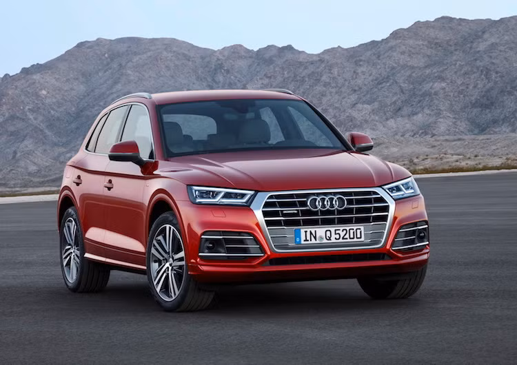 So với thế hệ đầu tiên, Audi Q5 mới tạo ấn tượng mạnh mẽ hơn. Tương tự như chiếc Q7 trước đó, Q5 nay cũng đã sở hữu lưới tản nhiệt lục giác mới với khung to bản, kèm theo đó là cặp đèn LED hoặc LED ma trận sắc sảo, tùy thuộc vào từng phiên bản.