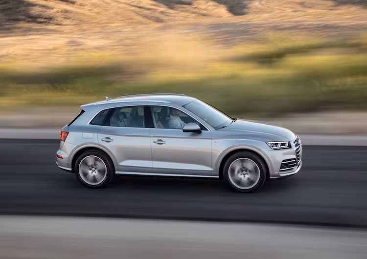 Hiện tại, các phiên bản động cơ của Q5 mới bao gồm xăng 2.0l TFSI 248 mã lực, diesel 3.0l 282 mã lực cùng động cơ diesel 2.0l với 3 mức công suất khác nhau là 148, 161 và 190 mã lực. Tùy từng loại động cơ, xe sẽ được trang bị hộp số sàn 6 cấp, tự động S tronic 7 cấp hoặc Tiptronic 8 cấp.