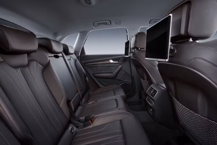 Q5 thế hệ mới cũng đi kèm với một loạt các hệ thống an toàn và hỗ trợ người lái mới, bên cạnh các tiện nghi cao cấp tùy chọn như bộ phát Wifi từ SIM 4G LTE, hộp điện thoại tích hợp sẵn, dàn âm thanh Bang &amp; Olufsen, máy tính bảng cho ghế sau,...