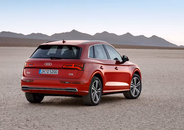 Ở phía sau, dù đã có cặp đèn hậu mới với công nghệ LED sắc sảo và cản trước được sửa đổi, chiếc xe một lần nữa vẫn trông khá giống thế hệ cũ. Nhìn chung, dù là một thế hệ mới hoàn toàn nhưng ở ngoại thất, Q5 2017 chỉ giống như một phiên bản nâng cấp mạnh của phiên bản cũ.