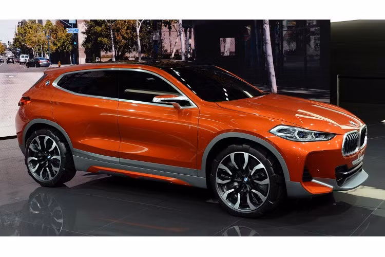 Có thiết kế hoàn toàn khác biệt và cá tính hơn X1 nhưng về bản chất, đằng sau lớp vỏ hào nhoáng của X2 Concept vẫn là nền tảng khung sàn UKL của BMW. Chính vì vậy, khi được sản xuất hàng loạt, X2 sẽ có hệ dẫn động cầu trước ở các phiên bản thấp và tùy chọn hệ dẫn động 4 bánh xDrive.