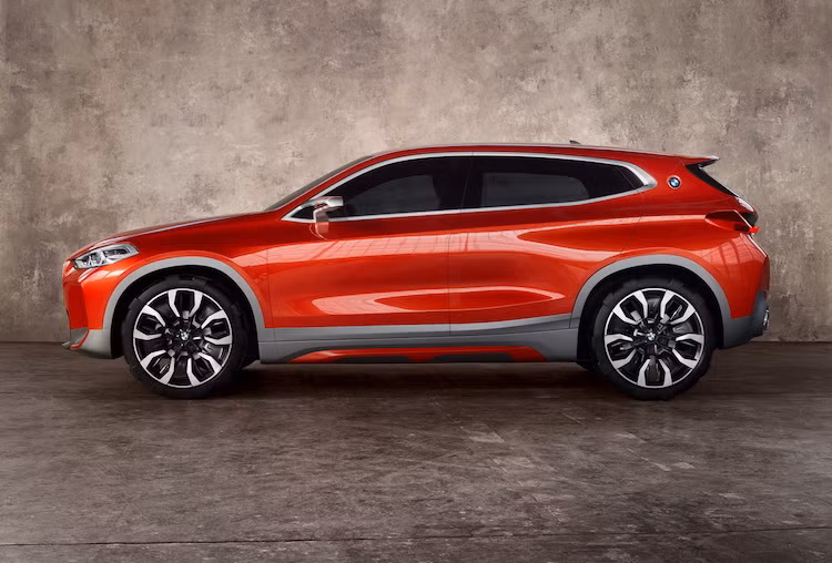 Ở phía hai bên thân xe, dù X2 Concept sở hữu kiểu dáng rất hấp dẫn với các bề mặt uốn lượn đẹp mắt đậm chất BMW, tuy nhiên những người yêu xe có thể ngay lập tức nhận ra sự "khác lạ" của chiếc xe. Ở cột C của xe, ô cửa kính gấp khúc Hofmeister đặc trưng của thương hiệu BMW cũng đã bị loại bỏ, thay vào đó là logo của hãng.