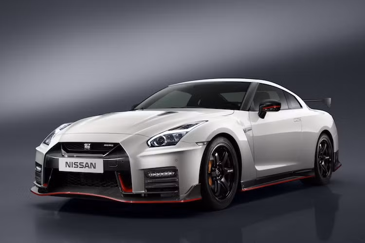 Một trong những đối thủ lớn nhất của 911 Turbo là Nissan GT-R R35. Dù đã ra đời từ 1 thập kỷ nhưng nhờ liên tục được cải tiến theo từng năm, hiện nay khối động cơ V6 3.8l tăng áp kép của chiếc xe đã đạt tới 600 mã lực và 652 Nm trên phiên bản cao cấp nhất Nismo.