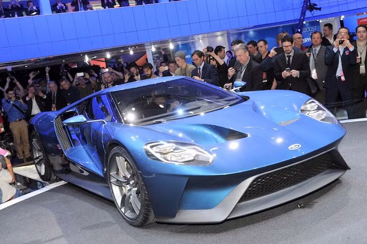 Ford GT đã từng là một siêu xe đậm chất Mỹ với động cơ lớn. "Thủy tổ" của dòng xe là Ford GT40 từng sở hữu máy V8 7.0l. Tới chiếc Ford GT cách đây 1 thập kỷ, Ford đã chuyển sang sử dụng máy V8 5.4 lít siêu nạp.
