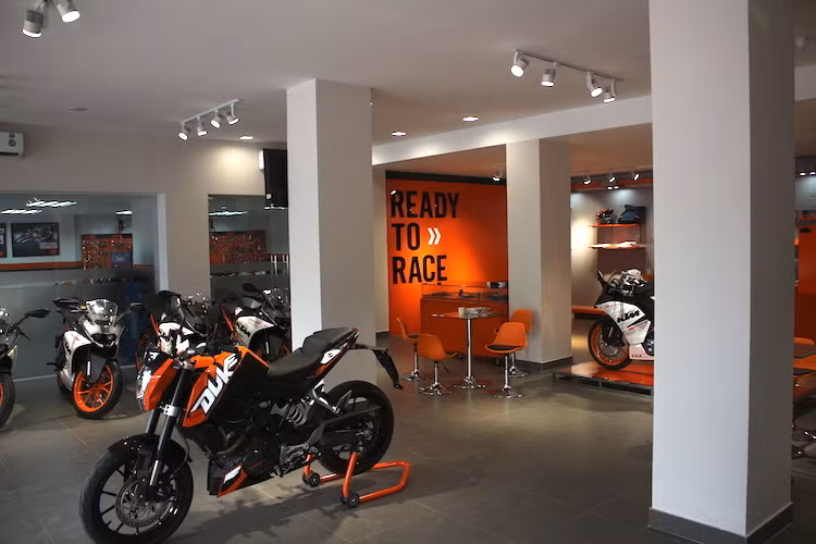 Hiện tại, về cơ bản các hạng mục xây dựng của showroom KTM Hà Nội đã hoàn thành. Tuy nhiên khi trao đổi với phóng viên Kiến Thức, ông Cao Thanh Hải - Giám đốc chi nhánh Hà Nội của KTM, hiện tại trung tâm đang chuẩn bị nốt một số hạng mục cuối cùng và đợi một loạt các dòng xe mới, đặc trưng của hãng được đưa về để có thể có lễ ra mắt thật ấn tượng.