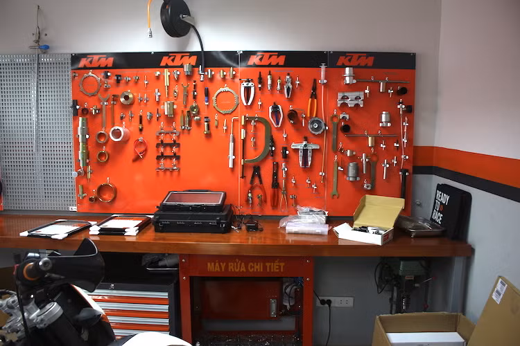Được xây dựng theo tiêu chuẩn của KTM toàn cầu, showroom KTM Hà Nội cũng đã có đầy đủ các dụng cụ "đặc chủng", được thiết kế để tháo lắp và sửa chữa, phục hồi các bộ phận đặc biệt của xe như hệ thống phuộc WP, hỗ trợ tối đa thợ kỹ thuật trong quá trình sửa xe bên cạnh những dụng cụ thông thường.