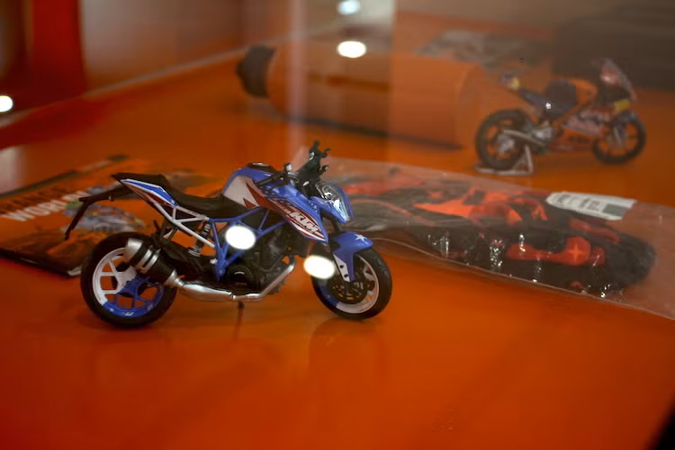 Không chỉ trưng bày và bán xe, khu vực showroom của KTM Hà Nội cũng là nơi các "fan" của thương hiệu này có thể mua được những món đồ lưu niệm và thời trang chính hãng như mô hình xe, ô, găng tay, mũ bảo hiểm hay áo phông và túi xách...
