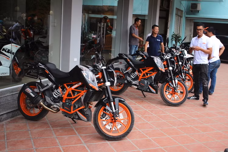 Không chỉ là nơi cung cấp các dòng xe trong dòng sản phẩm của KTM toàn cầu, showroom chuẩn bị mở ra tại Hà Nội còn là địa chỉ tin cậy để những người sở hữu xe KTM tại Thủ đô và các tỉnh thành miền Bắc được bảo dưỡng, sửa chữa xe theo tiêu chuẩn của hãng và tạo ra một nơi giao lưu cho cộng đồng KTM Hà Nội.