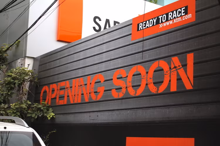 Theo dự kiến, showroom KTM chính hãng đầu tiên tại Hà Nội sẽ chính thức khai trương trong khoảng 1 tháng nữa.