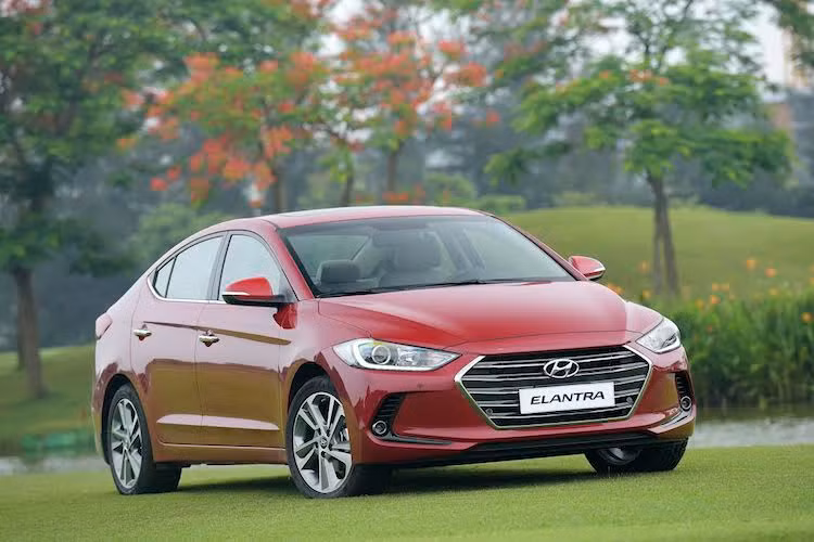 Hyundai Elantra 2016. Trong 3 mẫu xe được giảm giá, Hyundai Elantra mới chỉ được ra mắt tại Việt Nam từ tháng 7 và bước đầu đã được người dùng quan tâm khi có tới 1.000 đơn hàng trước thời điểm ra mắt. 2 mẫu crossover còn lại là Santa Fe và Tucson hiện cũng đang có sức hút tương đối lớn. Đặc biệt, doanh số của Santa Fe đã lên tới hơn 4.000 xe chỉ trong vòng chưa đầy 1 năm được lắp ráp tại Việt Nam (12/2014-11/2015).