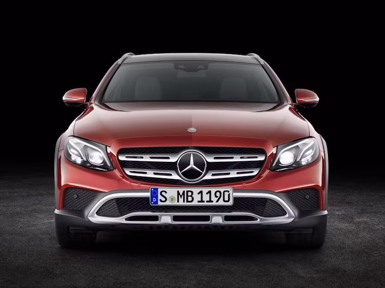 Điều này được thể hiện rất rõ qua thiết kế phần đầu của E-Class All-Terrain khi ngoài cặp đèn pha đặc trưng của E-Class, chiếc xe sở hữu lưới tản nhiệt với các thanh mạ chrome to bản như các dòng crossover của Mercedes. Cản trước của xe cũng mang phong cách crossover với khung mạ chrome to bản và tấm chắn chống va đập dưới gầm xe.