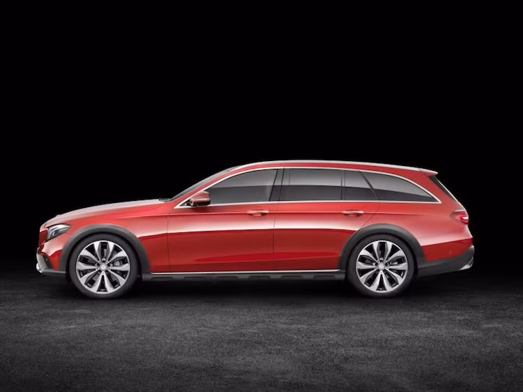 Để tăng vẻ "offroad" cho chiếc xe, Mercedes cũng đã bổ sung các thanh nẹp nhựa đen mờ xung quanh thân của E-Class All-Terrain, không chỉ khiến chiếc xe "ngầu" hơn mà còn bảo vệ thân xe khỏi trầy xước khi vượt qua các địa hình.