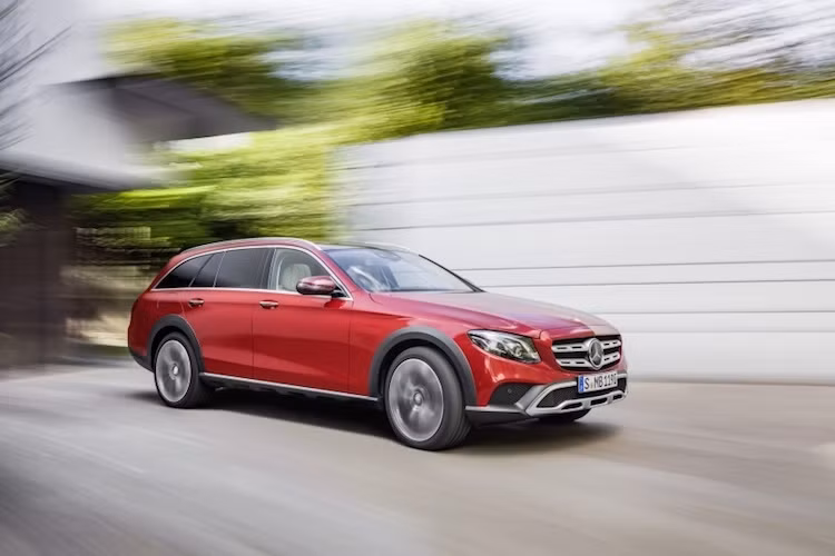 Khi ra mắt, E-Class All-Terrain sẽ chỉ có duy nhất phiên bản E220d, được trang bị động cơ diesel 4 xi-lanh tăng áp với công suất 194 mã lực cùng mô-men xoắn cực đại 400 Nm. Phiên bản này mất 8 giây để đạt 0-100 km/h cùng tốc độ tối đa 232 km/h.