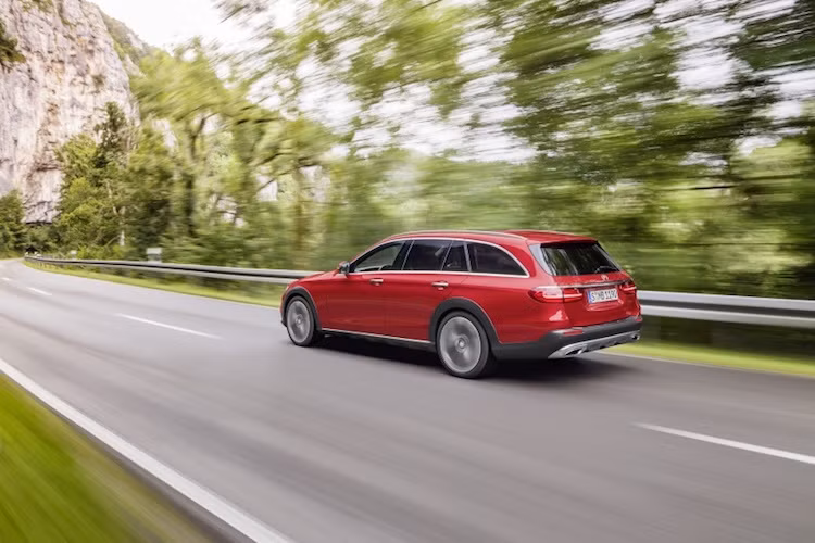 Hiện tại, thời điểm bán ra và giá cho từng phiên bản của E-Class Terrain chưa được hãng xe Mercedes công bố. Theo dự đoán, giá bán của xe sẽ được tiết lộ vào đầu năm 2017.