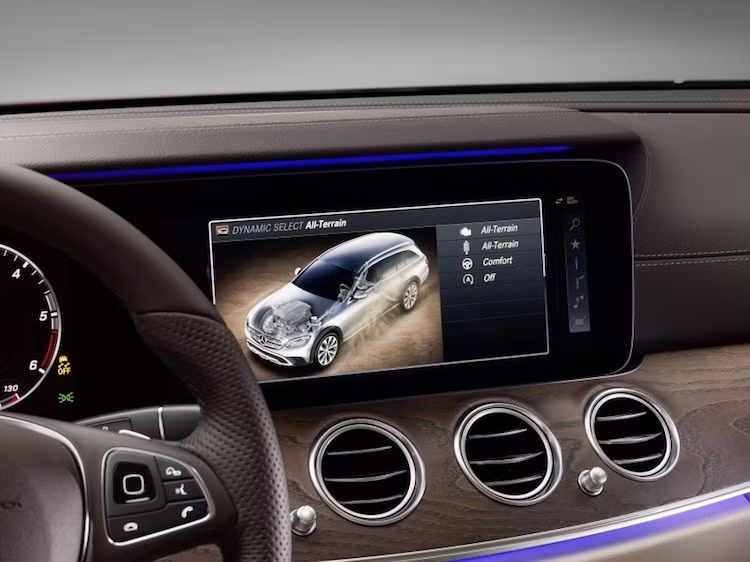 Điểm đặc biệt của E-Class All-Terrain so với các bản E-Class khác là khả năng địa hình của xe ưu việt hơn, do được thừa hưởng hệ thống quản lý dẫn động 4 bánh All-Terrain từ mẫu crossover GLC. Người lái sẽ có thể lựa chọn tới 5 chế độ lái khác nhau qua hệ thống này, phù hợp với từng điều kiện mặt đường khác nhau.