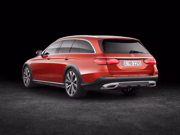 Giống như E-Class Wagon, vòm mui của chiếc xe chạy tới hết đuôi xe, tạo cho E-Class All-Terrain cửa sau và không gian trong cabin rộng hơn. Với phần đuôi dạng wagon, chiếc xe có thể tích khoang hành lý lên tới 670 lít và có thể lên tới tối đa 1820 lít nếu gập hoàn toàn hàng ghế sau lại.