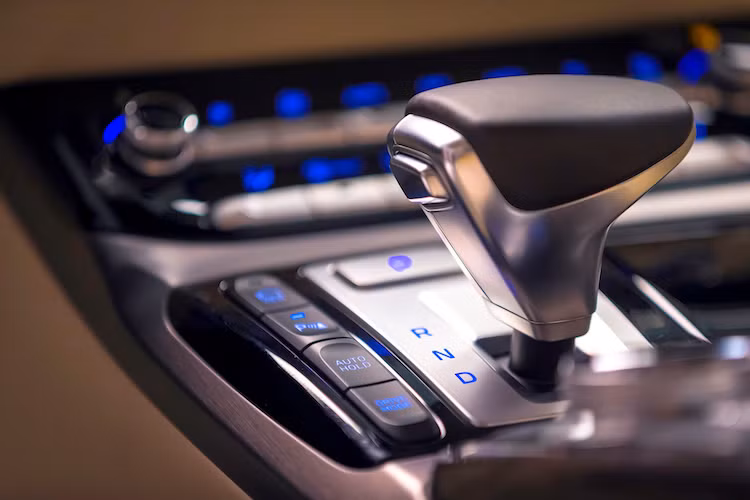 Cả 2 phiên bản động cơ đều đi kèm hộp số tự động 8 cấp và lẫy chuyển số trên vô lăng. Người lái có thể tùy chọn các chế độ lái của xe thông qua hệ thống Drive Mode với lựa chọn 4 chế độ: Smart – Eco – Sport – Individual. Về độ an toàn, chiếc xe cũng tạo sự yên tâm cho khách hàng với khung thép có 51,5% thành phần thép cường lực AHSS và 9 túi khí bên trong cabin.