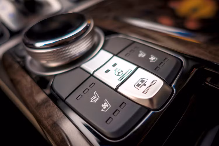 Chiếc xe được trang bị ghế chỉnh điện 22 hướng khác nhau, có cả hệ thống sưởi lẫn quạt gió. Vô lăng G90 được bọc da cao cấp, chỉnh điện 4 hướng với hành trình di chuyển lớn. Toàn bộ các ghế đều nhớ được 3 vị trí khác nhau. Cùng với đó, Genesis G90 còn có hệ thống điều hoà 3 vùng độc lập hoàn toàn (mỗi vị trí có thể tuỳ chỉnh tốc độ gió và hướng gió).