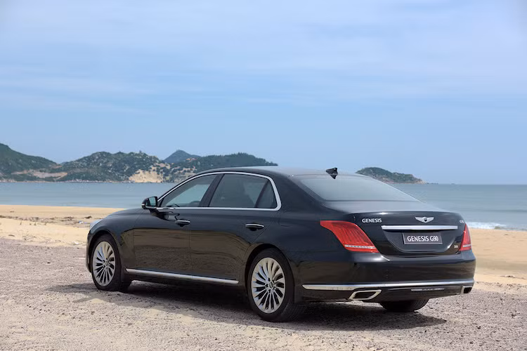 Genesis G90 được trang bị mâm hợp kim 15 cánh như một bông hoa cúc với đường kính lên tới 19 inch. Có tên gọi Helmholtz, mỗi chiếc mâm của xe có thiết kế 2 ghép từ 2 mảnh với buồng tán âm riêng được tích hợp, không chỉ giúp giảm tiếng ồn mà còn khiến xe nhẹ hơn tới 3,18 kg. Phần đuôi của xe đơn giản nhưng tinh tế với đèn sau to bản, ống xả kép hình tứ giác.