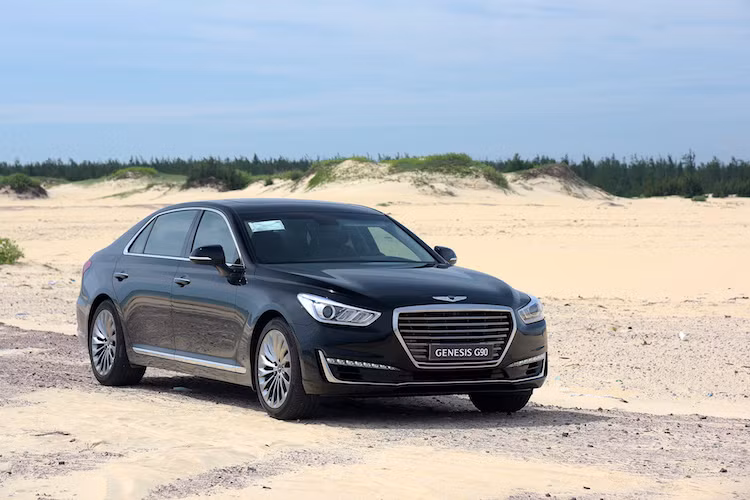 Dù là mẫu xe sang đầu tiên của thương hiệu Genesis tuy nhiên trên thực tế, Genesis G90 có thể coi là dòng sedan cỡ lớn đầu bảng thứ 3 của Hyundai. Năm 1999, hãng đã từng có chiếc Centennial tại Hàn Quốc và 10 năm sau, chiếc Equus đã được ra mắt. Năm 2016 thương hiệu Genesis được tách khỏi Hyundai, đồng thời lần đầu tiên Genesis G90 được giới thiệu ra thị trường toàn thế giới.