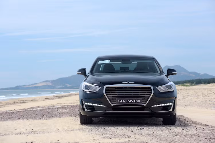 Genesis G90 hiện đã có mặt tại các đại lý của Hyundai Thành Công trên toàn quốc. Xe được phân phối 2 màu sắc là đen và trắng cùng chế độ bảo hành 3 năm hoặc 100.000 km tuỳ theo điều kiện nào đến trước. Giá bán lẻ chính thức sẽ được công bố trong thời gian sớm nhất.