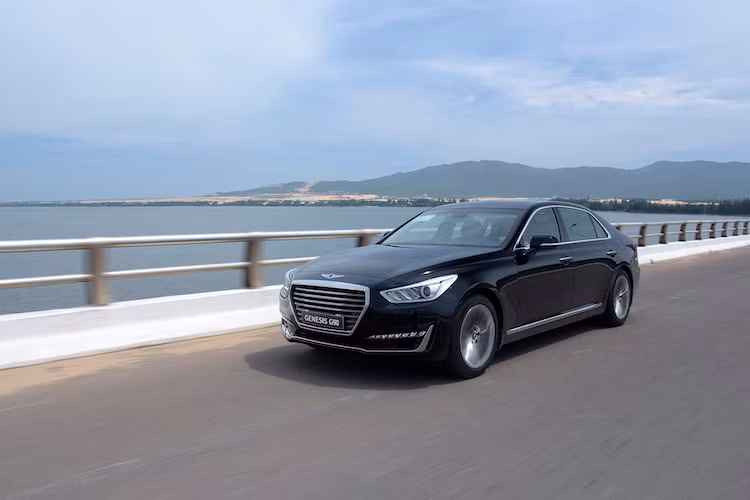 Các hệ thống hỗ trợ người lái của Genesis G90 cũng được chú trọng, có thể kể tới như ABS, EBD, BAS, ESC, kiểm soát thân xe VSM, kiểm soát lực kéo TCS, hỗ trợ khởi hành ngang dốc HAC, 8 cảm biến trước sau, camera 360 độ thông minh, điều khiển hành trình thông minh, cảm biến áp suất lốp...