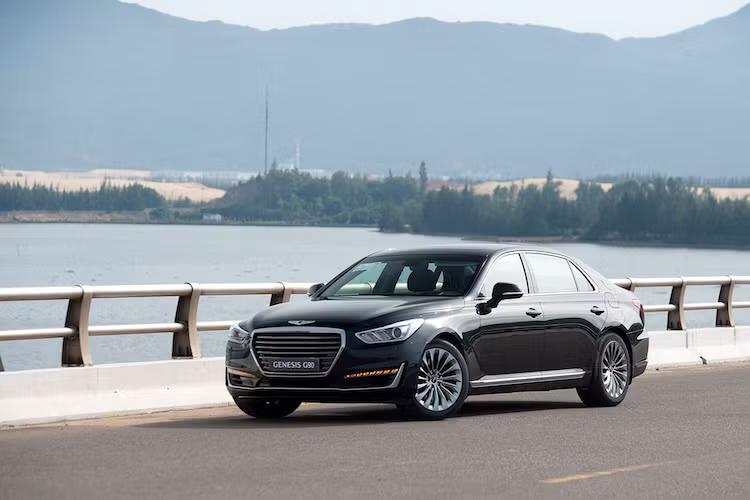 Trước đây, đã từng có một số thông tin nội bộ từ Hyundai Thành Công xác nhận rằng thương hiệu xe sang Genesis của Hyundai sẽ chính thức tới Việt Nam; đồng thời dòng xe sang Genesis G90 cũng đã được nhập khẩu với số lượng nhỏ để phục vụ cho việc thử nghiệm ở điều kiện nước ta. Tuy nhiên phải tới nay, Genesis G90 mới chính thức được bán ra cho khách hàng.