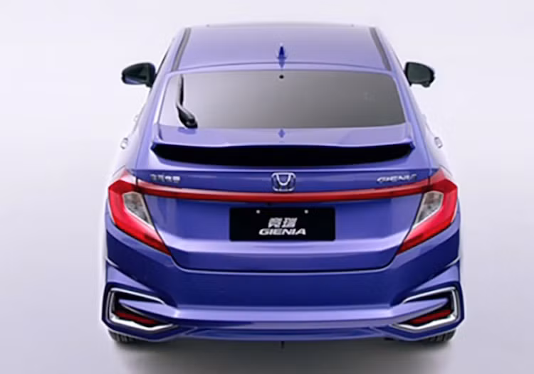 Ở phía sau, Gienia có thiết kế đuôi khá giống với phiên bản Civic Hatchback thế hệ mới sắp ra mắt với cặp đèn hậu nối liền với nhau bởi một dải nhựa trong suốt màu đỏ. Nằm bên dưới kính sau là một cánh đuôi khiến chiếc xe có vẻ thể thao hơn.