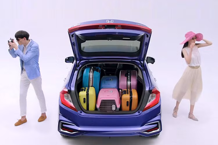 Do có kích thước không đổi nhiều so với City và được tích hợp cửa sau, khoang hành lý của Gienia hứa hẹn sẽ có thể tích lớn hơn so với City và dễ dàng chất dỡ đồ đạc hơn. Ngoài ra, hàng ghế sau của xe hứa hẹn cũng sẽ có độ rộng rãi không thay đổi so với City.