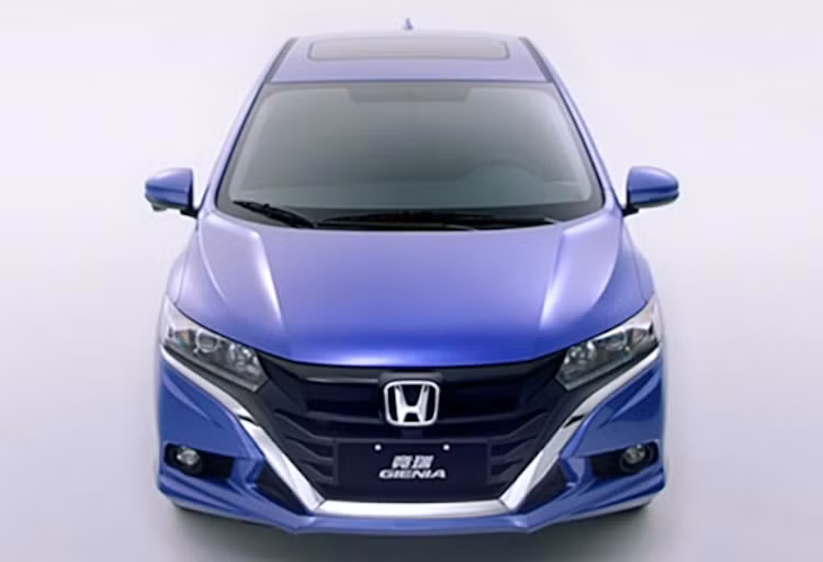  Honda City hatchback 5 cửa sở hữu phần đầu mới hoàn toàn khác biệt theo phong cách thiết kế "Solid Wing" với một dải chrome dài hình chữ V chạy nối liền 2 bên đèn pha sắc sảo dạng thấu kính projector. Nằm chính giữa là lưới tản nhiệt với các thanh ngang màu đen bóng.