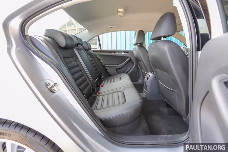 Ở phía sau, Jetta sở hữu hàng ghế sau tương đối rộng rãi và thoải mái do được thiết kế hướng tới khá nhiều cho thị trường châu Âu. Xe cũng có cửa gió điều hòa độc lập và ổ điện 12V cho hàng ghế sau. Các trang bị an toàn tiêu chuẩn của xe gồm hệ thống ổn định điện tử, hệ thống hỗ trợ leo dốc, 6 túi khí...