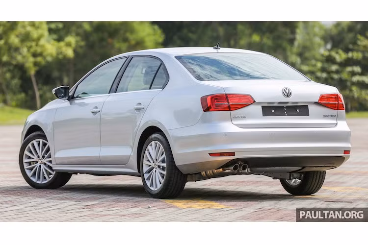 Phần thân của Jetta cũng gợi lên sự đơn giản nhưng khỏe khoắn nhờ các đường nét gãy gọn. Trong khi đó, đuôi của Jetta sử dụng đèn hậu khá giống các mẫu xe Audi. Sự trùng hợp này không phải ngẫu nhiên, khi Volkswagen hiện đang sở hữu Audi.