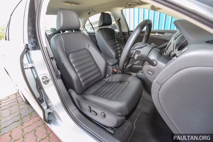 Trên các phiên bản cao cấp, hàng ghế trước của Jetta đều có thể điều chỉnh bằng điện, trong đó riêng ghế lái điều chỉnh điện 12 hướng. Toàn bộ các ghế ngồi cũng sẽ được bọc da Vienna cao cấp với bề mặt ghế chần chỉ vân ngang đẹp mắt.