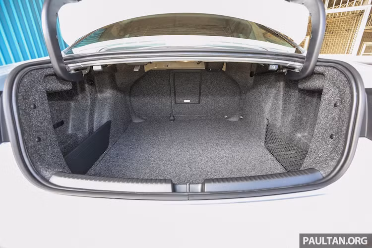 Bên trong khoang hành lý, Jetta có tổng thể tích khá lớn là 510 lít. Với hàng ghế sau gập 60/40, thể tích khoang hành lý còn có thể tăng lên cao hơn nữa. Chiếc xe cũng được trang bị nắp khoang hành lý điều khiển từ xa chỉ bằng một nút bấm.