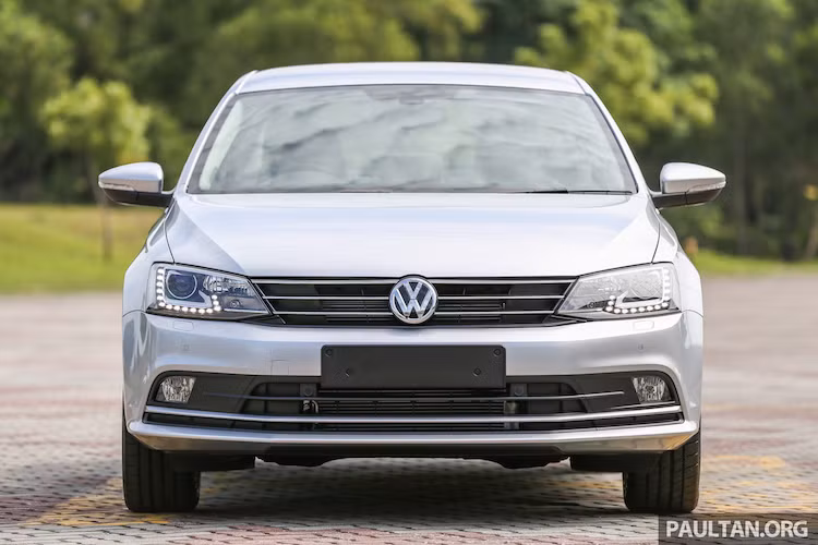 Với mong muốn mở rộng tầm ảnh hưởng của thương hiệu, Volkswagen chuẩn bị tung ra chiếc Jetta thế hệ thứ 6, được ra mắt lần đầu từ năm 2011. Tương tự các dòng xe khác của Volkswagen, Jetta sở hữu thiết kế đơn giản nhưng sang trọng với lưới tản nhiệt có các thanh ngang phía trước, nối liền với cụm đèn pha sử dụng công nghệ LED hiện đại.