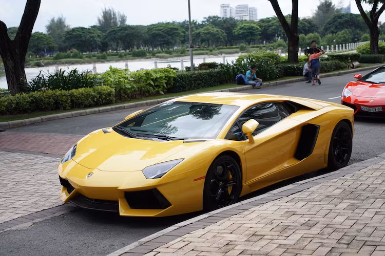 2 chiếc Aventador này còn mang ý nghĩa đặc biệt khi chúng đều là những chiếc xe đầu tiên về Việt Nam. Trong đó, chiếc Aventador màu vàng với mâm đen chính là phiên bản coupe đầu tiên của dòng xe này "đặt chân" tới nước ta vào ngày 6/6/2012.